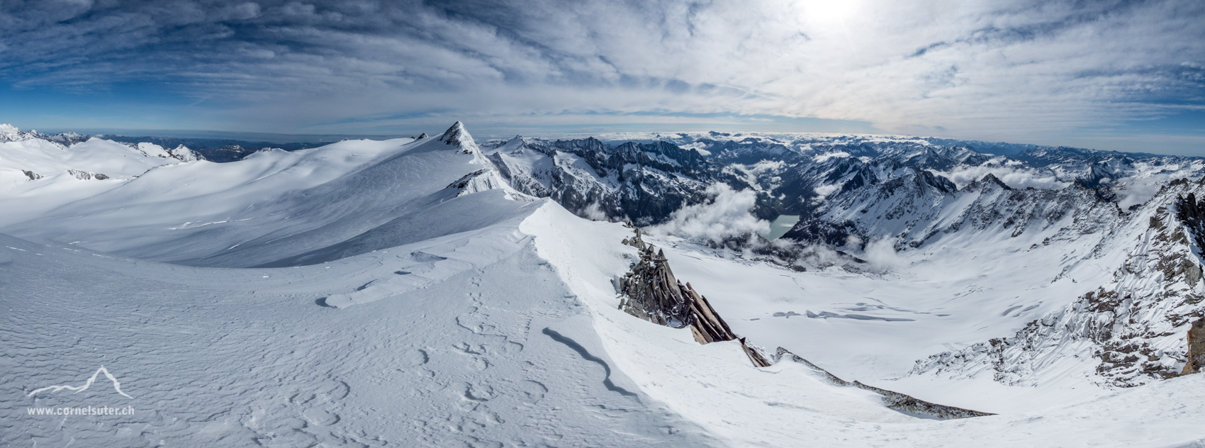Pano sicht hinüber zum Dammastock 3631m, der markante Spitz.