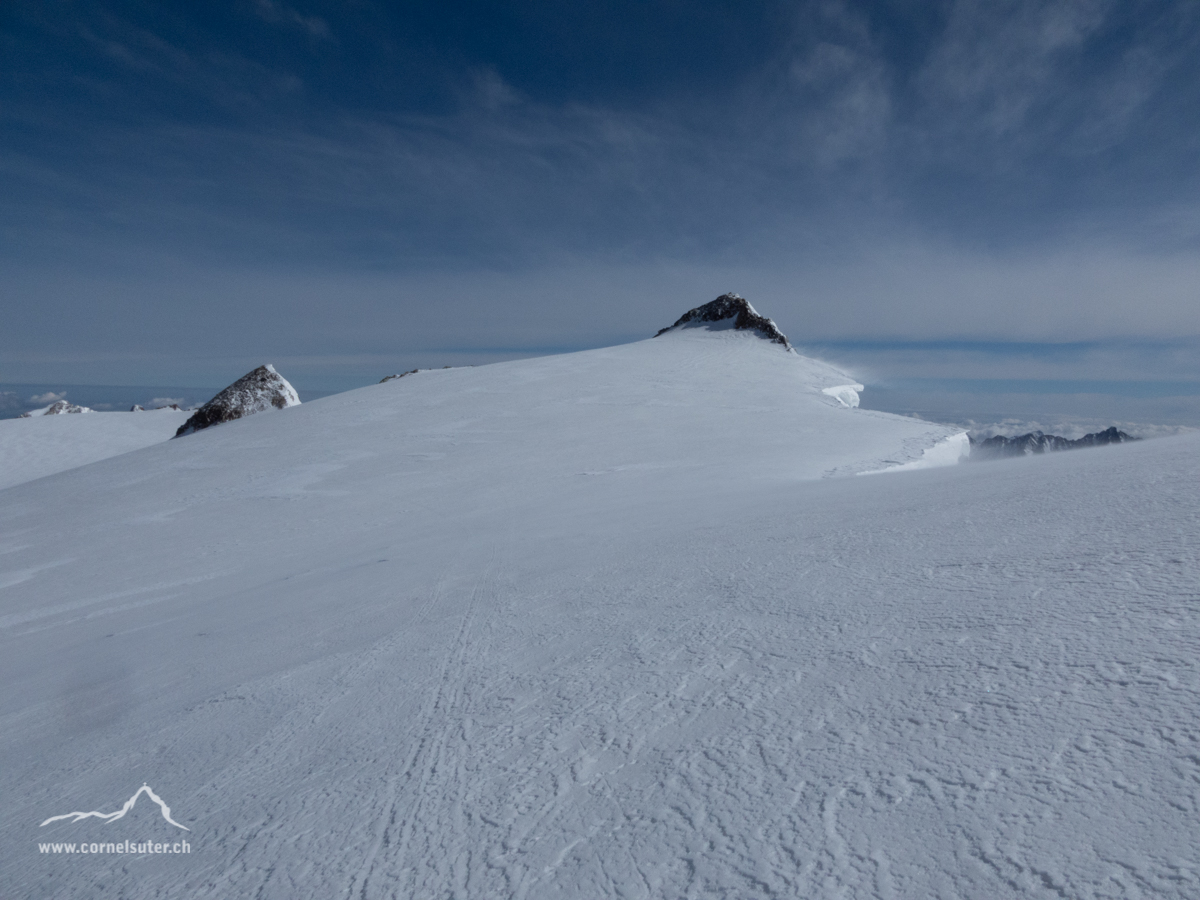 Und weiter gehts, nur wenige Minuten vom Dammastock entfernt der Schneestock 3608m rechts. Dann links um den linken Fels herum.