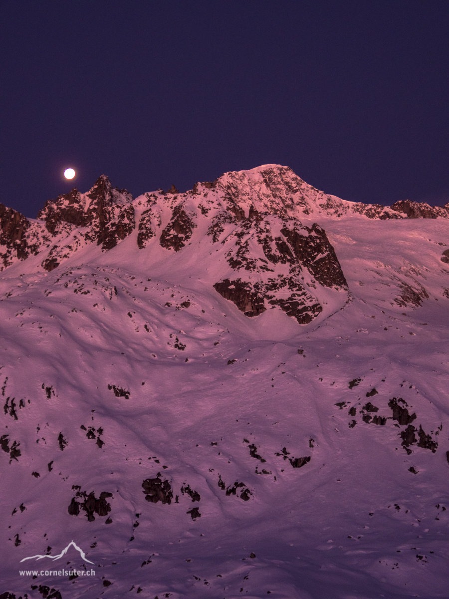 Morgenstund hat Gold im Mund. Vollmond mit Galenstock. Ich liebe den frühen Start so sieht man immer wieder fantastische Natur schauspiele...