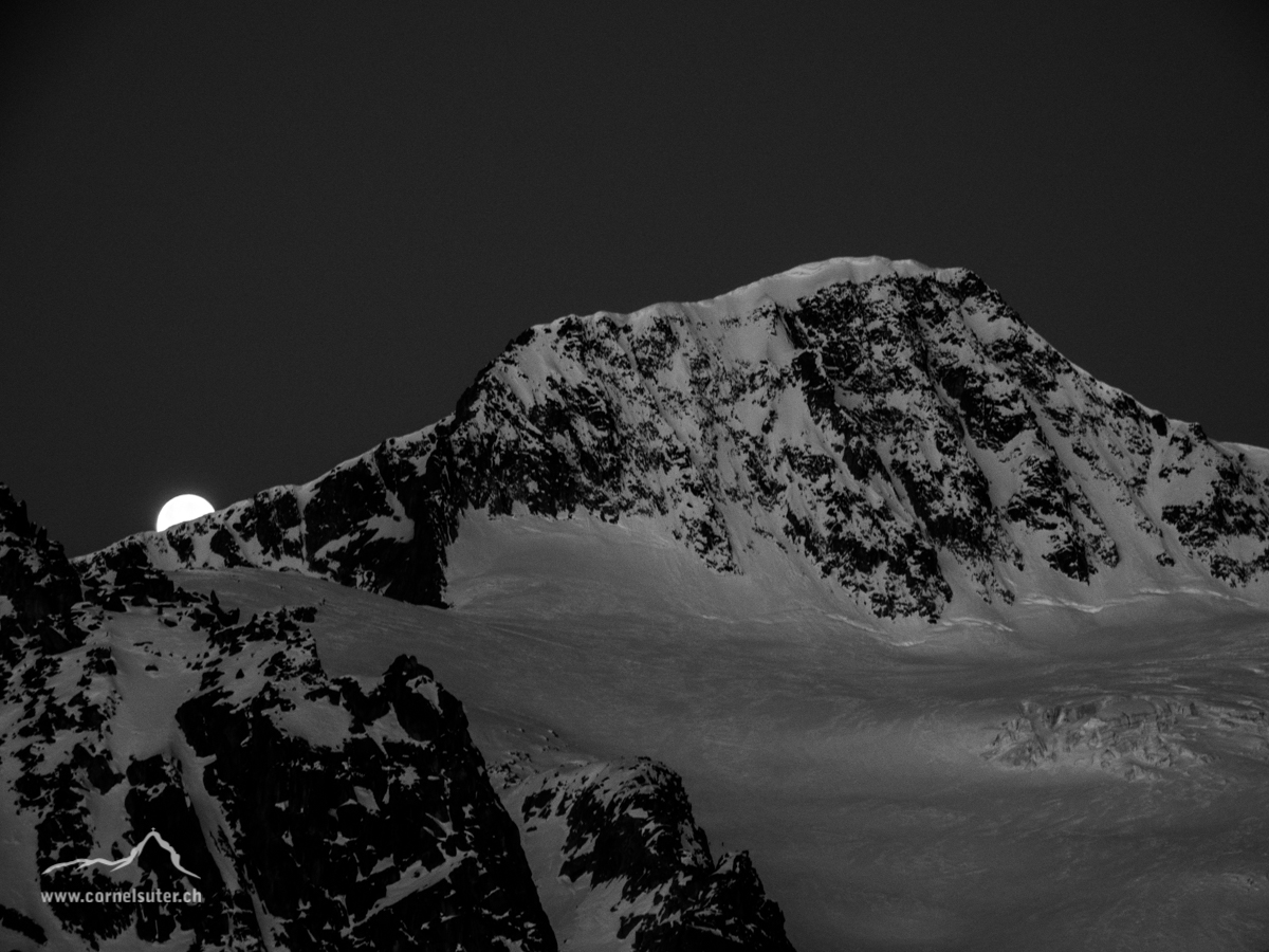 Der Mond geht unter hinter dem Galenstock.