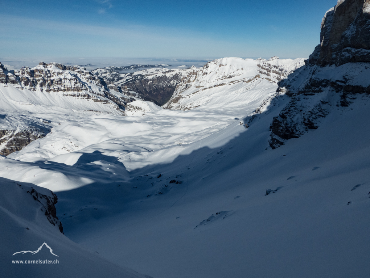 Nach dem Höch Pfaffen nach einem kurzen gegenastieg, unberührter Pulverschnee Hang.
