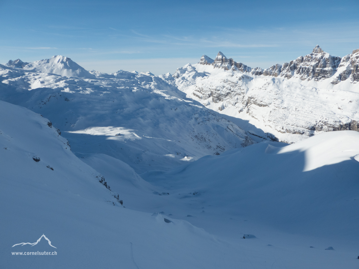 Weitere Abfahrt durch die Grundplanggen zur Alp Rindermatt.