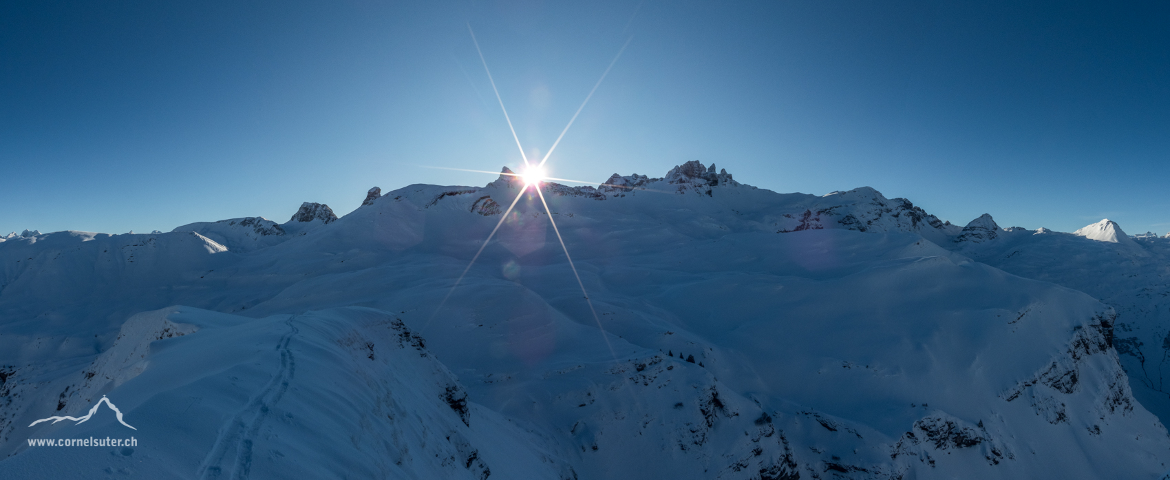 Die Sonne kommt hoch neben dem Seestock.