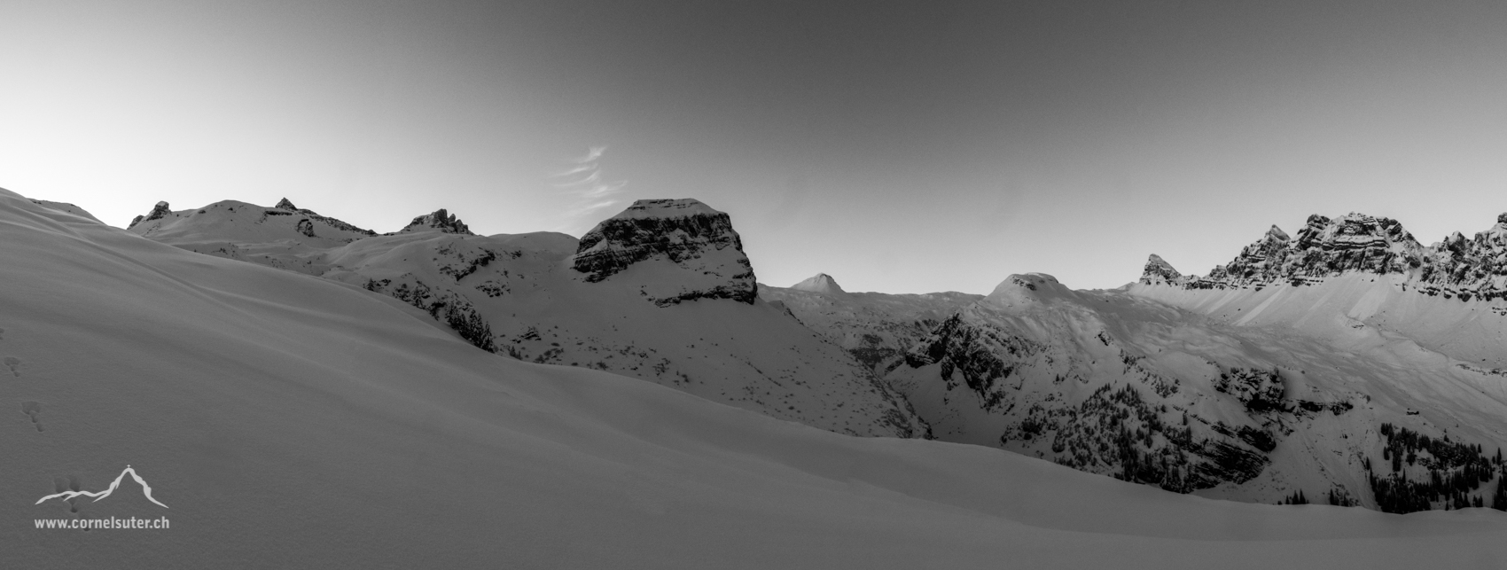 Pano mit Mattner Stock links bis nach Rechts zur Chaiserstock Kette.
