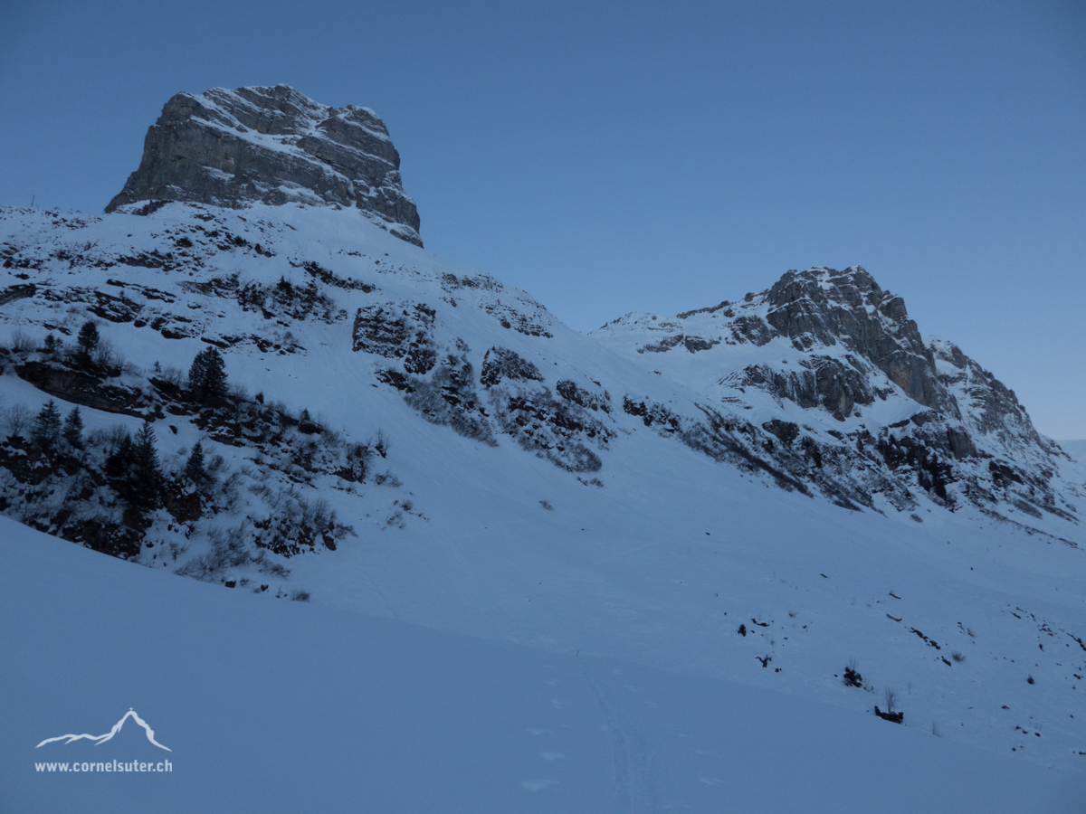 Links oben der Alpler Stock. Im Couloir rechts neben dem langen Couloir gehts hinauf.