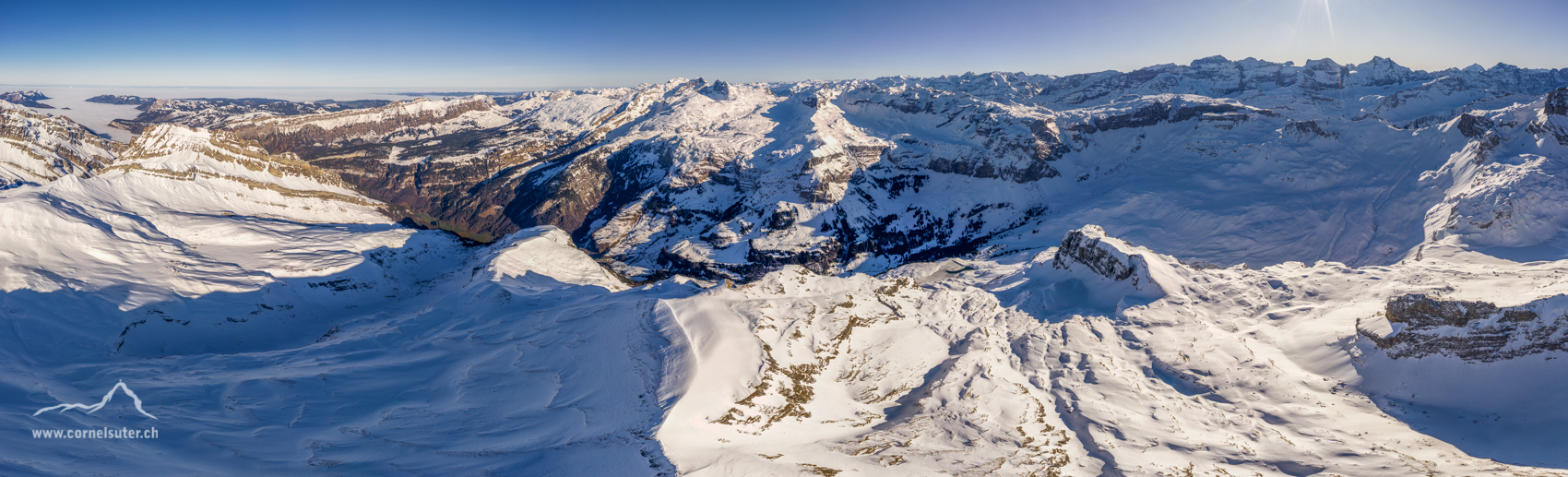 Flugpanobild, links aussen die Rigi, nach rechts weiter zur Mythen, Wasserberg, Heuberig, Glärnisch, Bös Fulen, Grisset, Charetalp, Glattalp, Glatten, Tödi, Chammliberg, Schärhorn, usw...