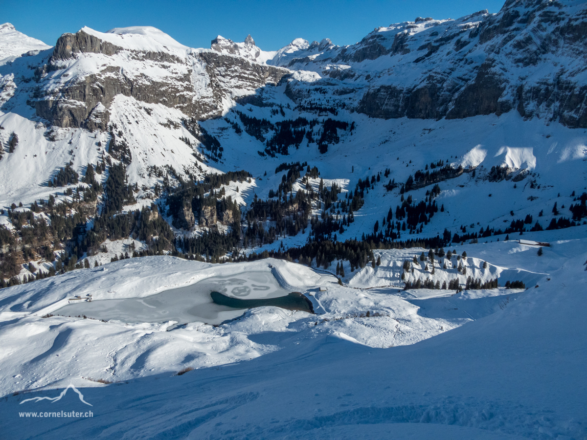 Mit grandiosem Tiefblick zum Waldisee.