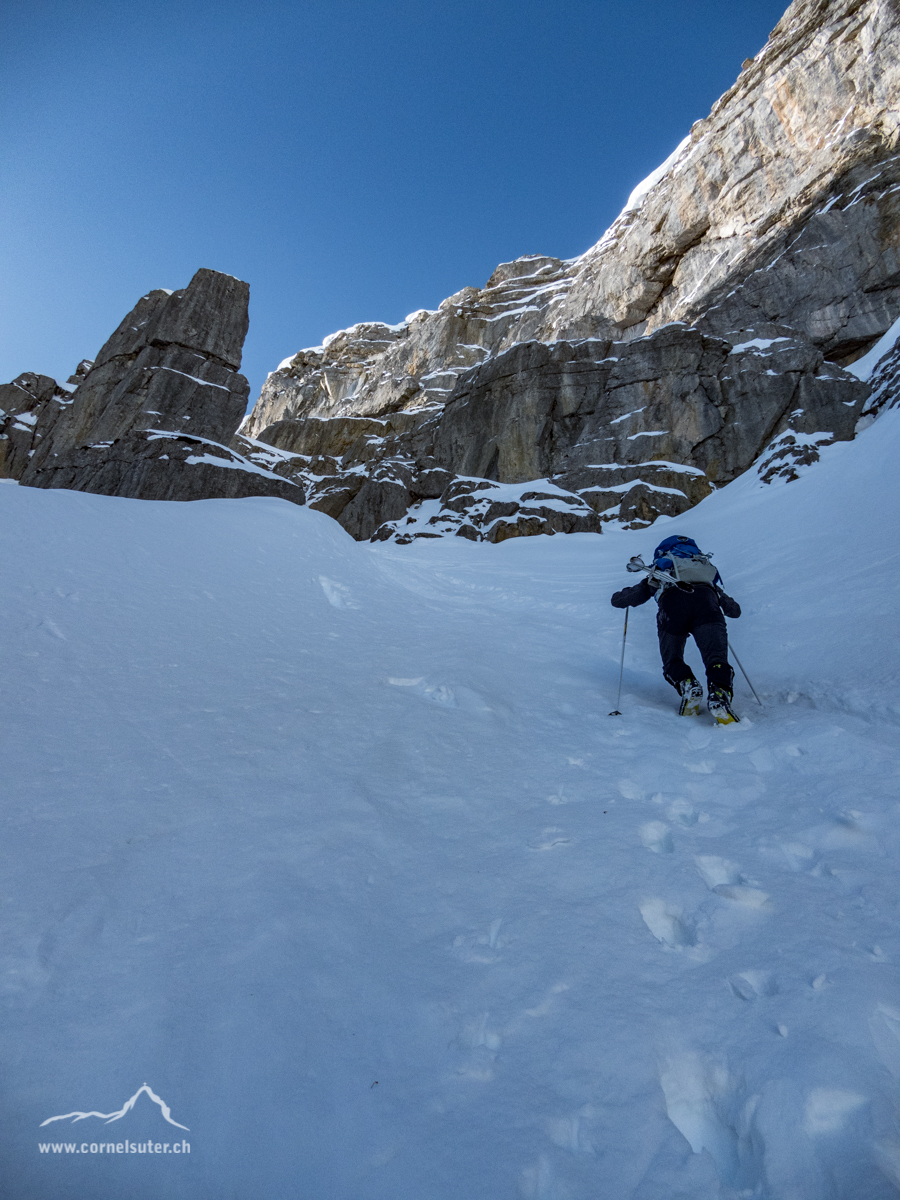 Links oben der erwähnte Turm, es geht rechts im Couloir hinauf