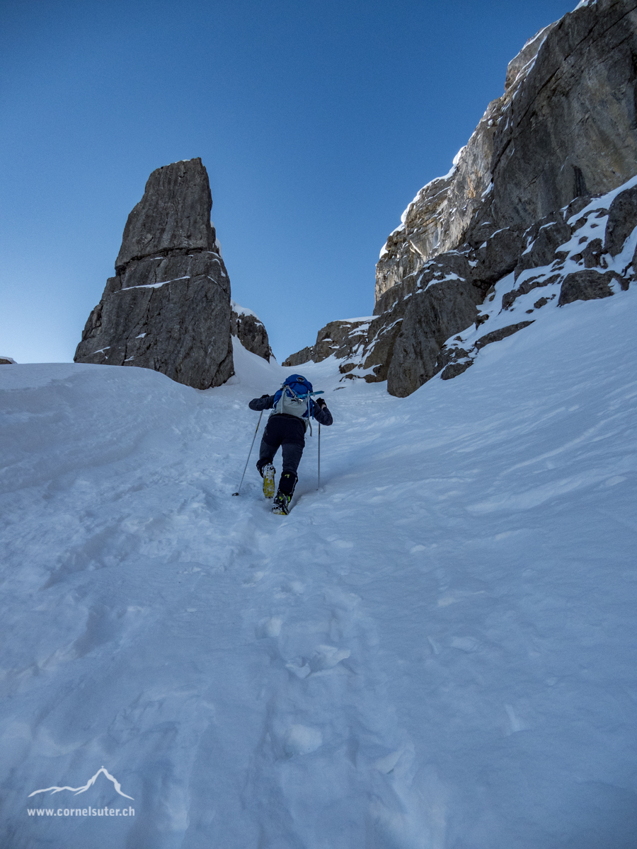 Der Turm links oben durch dieses Couloir hinauf dann erreicht man das breite Band.