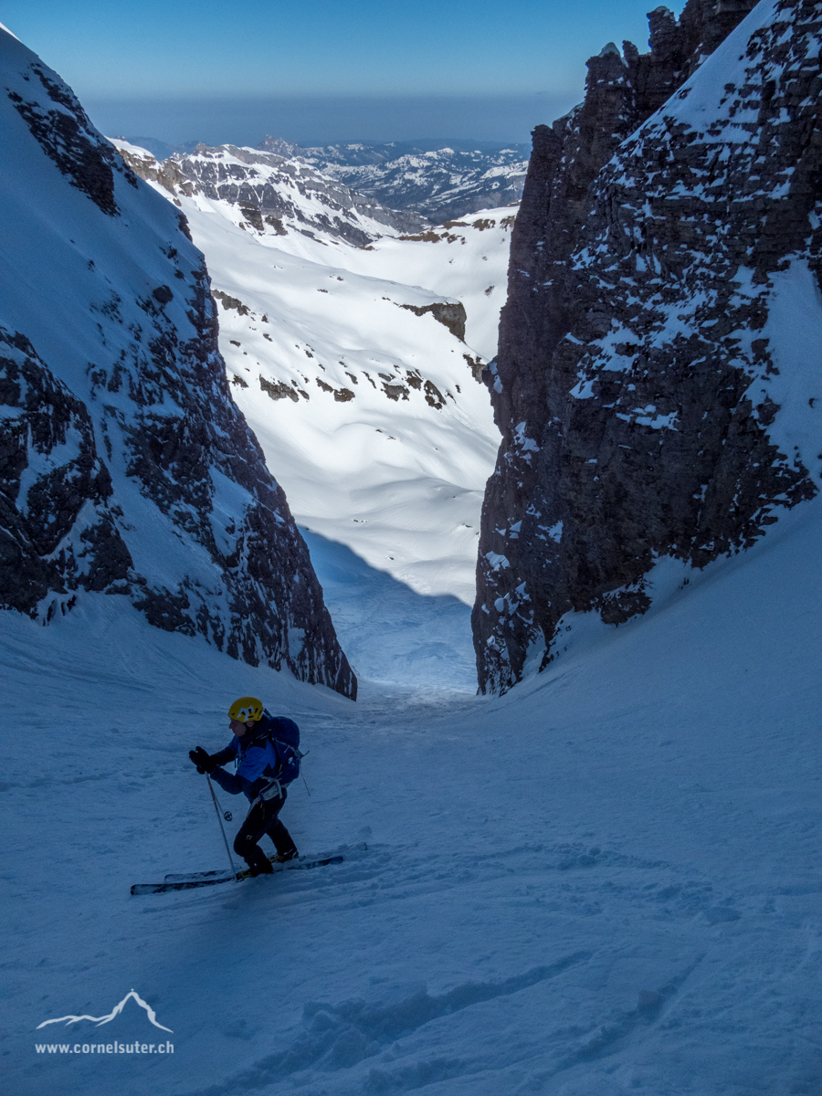 Aaaaaabfahrt im Nordcouloir, entweder von ganz oben, stellen über 55° oder ab Verzweigung bis 45°!!!