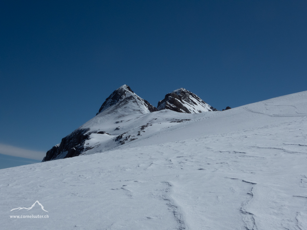 Weiter gehts zum Skidepot, rechts hinten der Clariden.