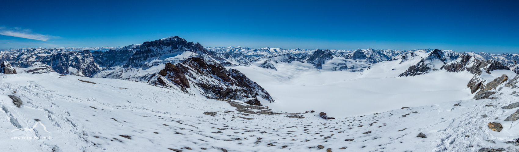 Pano Aussicht auf dem Clariden 3267m, markant der Mister "T" der Tödi 3613m und die Flächen des Hüfifirns.