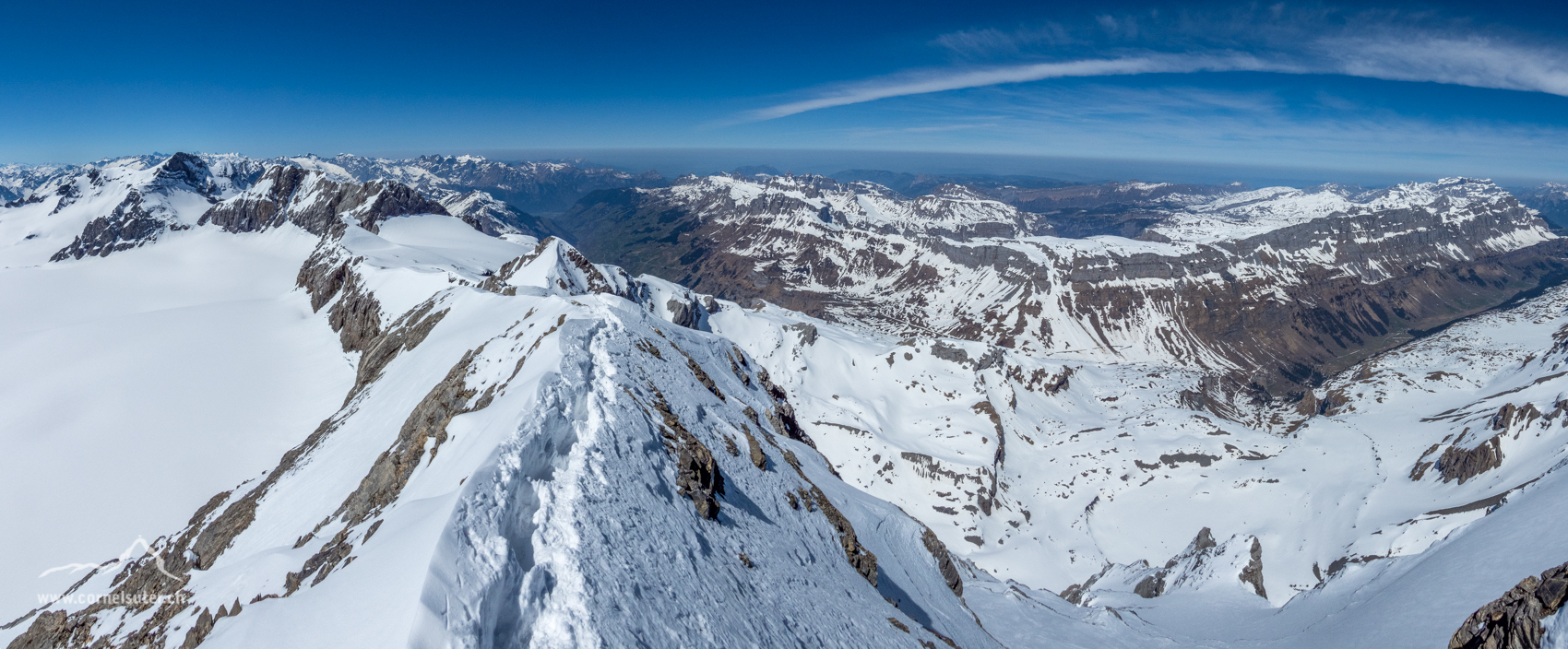 Wieder beim Abstieg auf dem Westgrat. Links der Hüfifirn, rechts unten das Schächental, Klausenpass, Urnerboden usw...