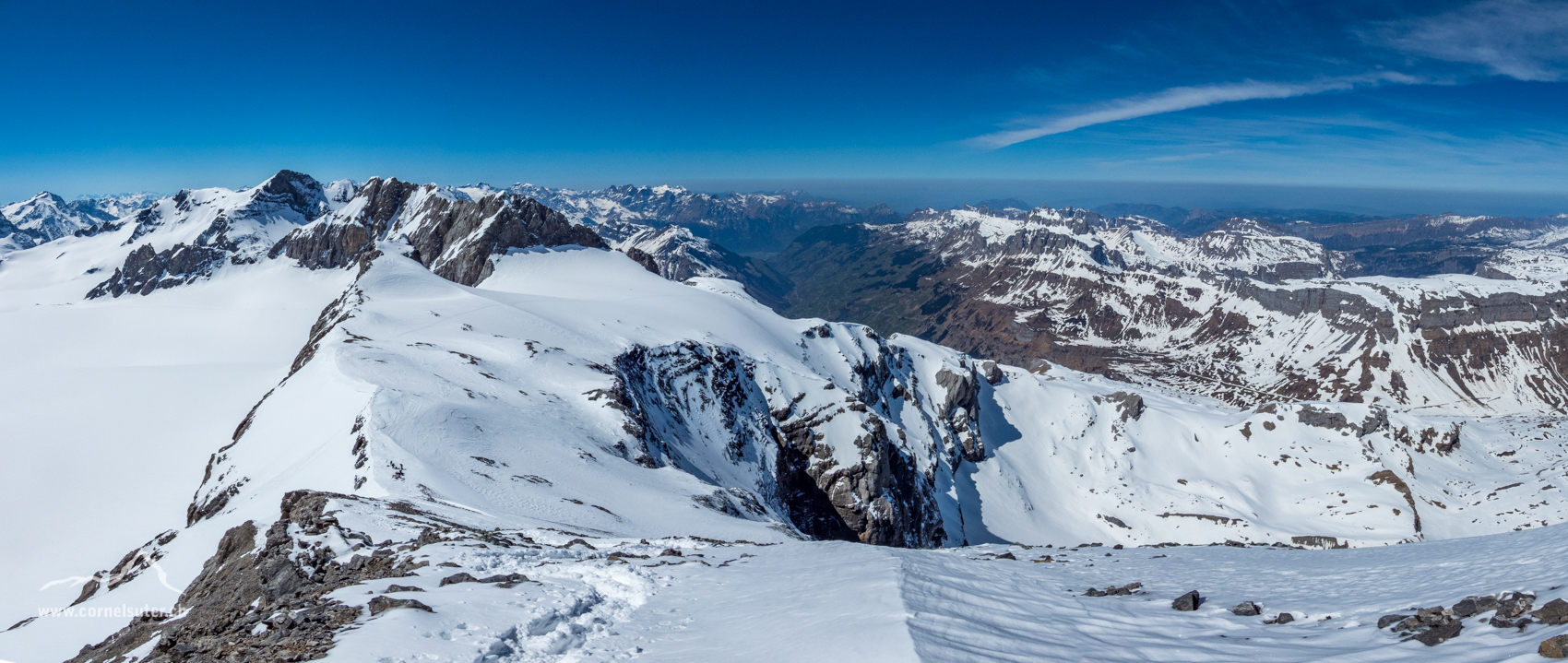 Pano Aussicht auf dem Vorgipfel Pt.3191 und auf die bevorstehende Abfahrt.