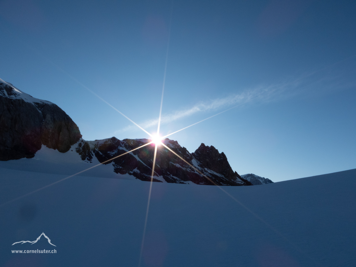 Ankunft bei der Chammlilücke 2833m, die Sonne am Chammlihoren.