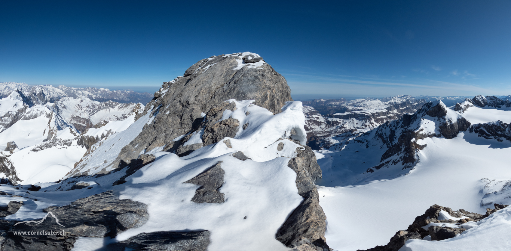 Kurz vor dem Gipfel über diese Felsen.