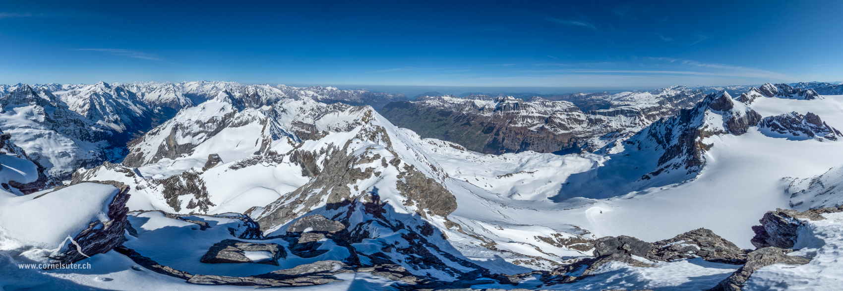 Pano Aussicht, links das Maderanertal, rechts das Schächental bis zum Clariden.