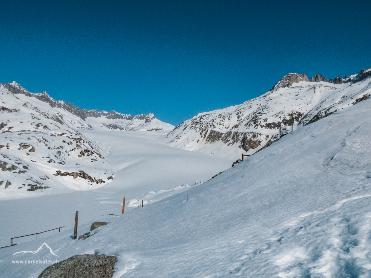 Bereits oberhalb der eisgrotte, Sicht zurück zum Rhonegletscher.