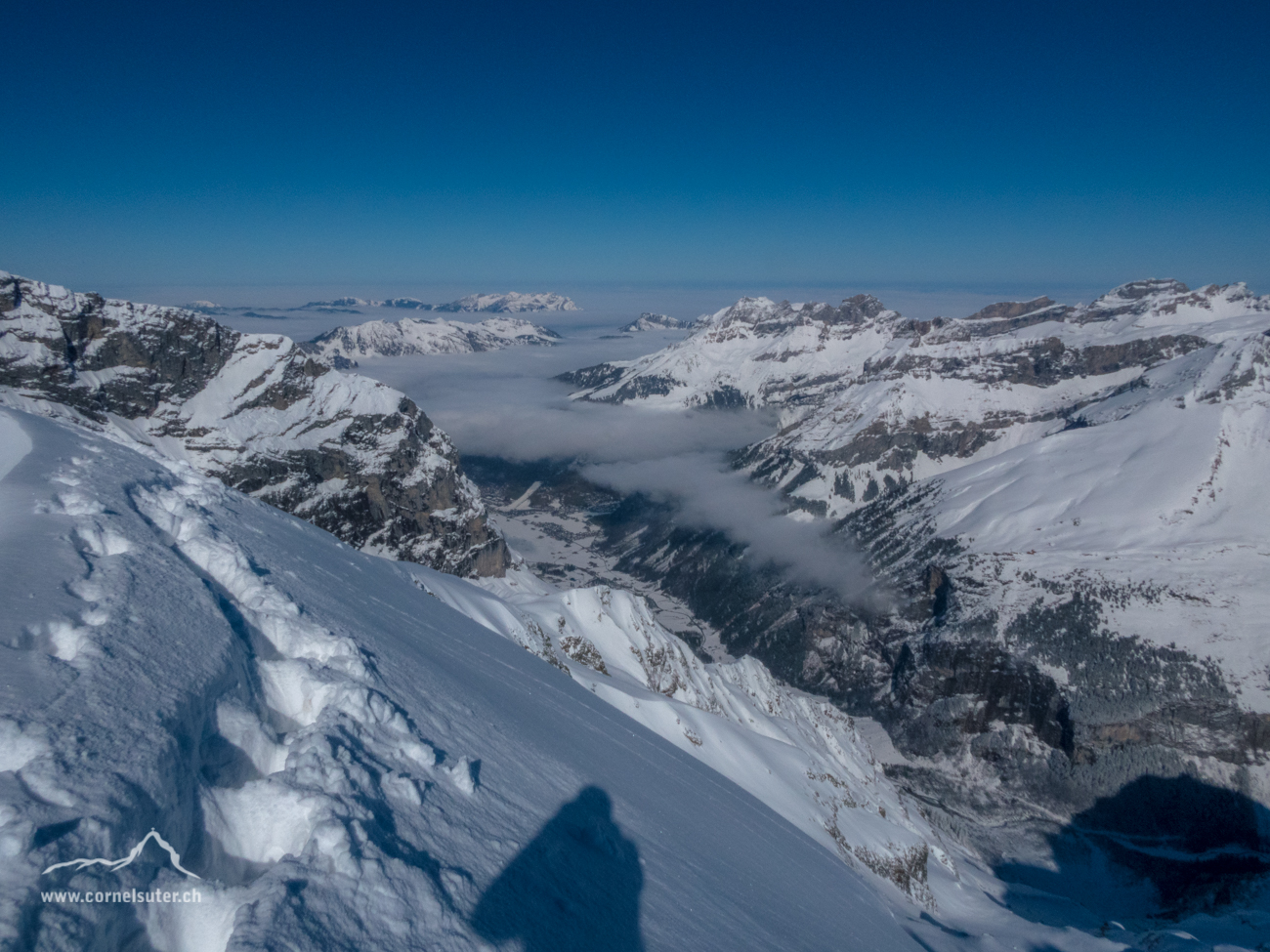 Vom Gipfel des Stössenstock 2941m Sicht hinunter zum Engelbergertal...dort hinunter führt später unsere Abfahrt.