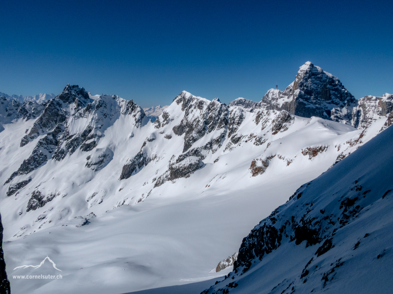Bereits wieder zurück unten bei der Lücke, Abfahrt auf den Stössenfirn, Aufstieg Grassen der mit dem langen Schneegrat mitte Bild oben.