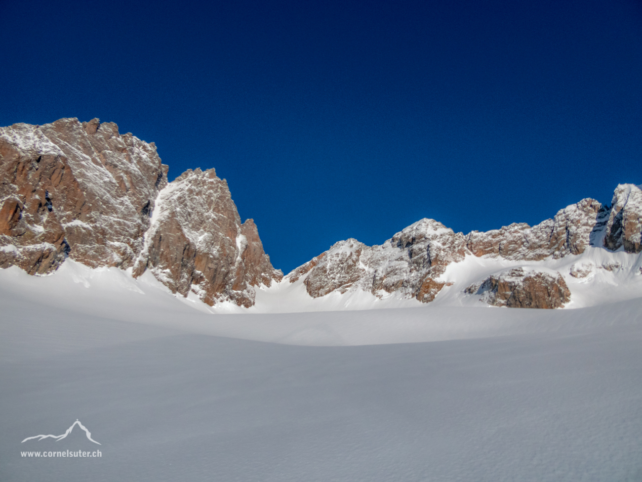 Auf dem Wichelplanggfirn, hinauf zur Lücke, rechts davon der Stössenstock 2941m.
