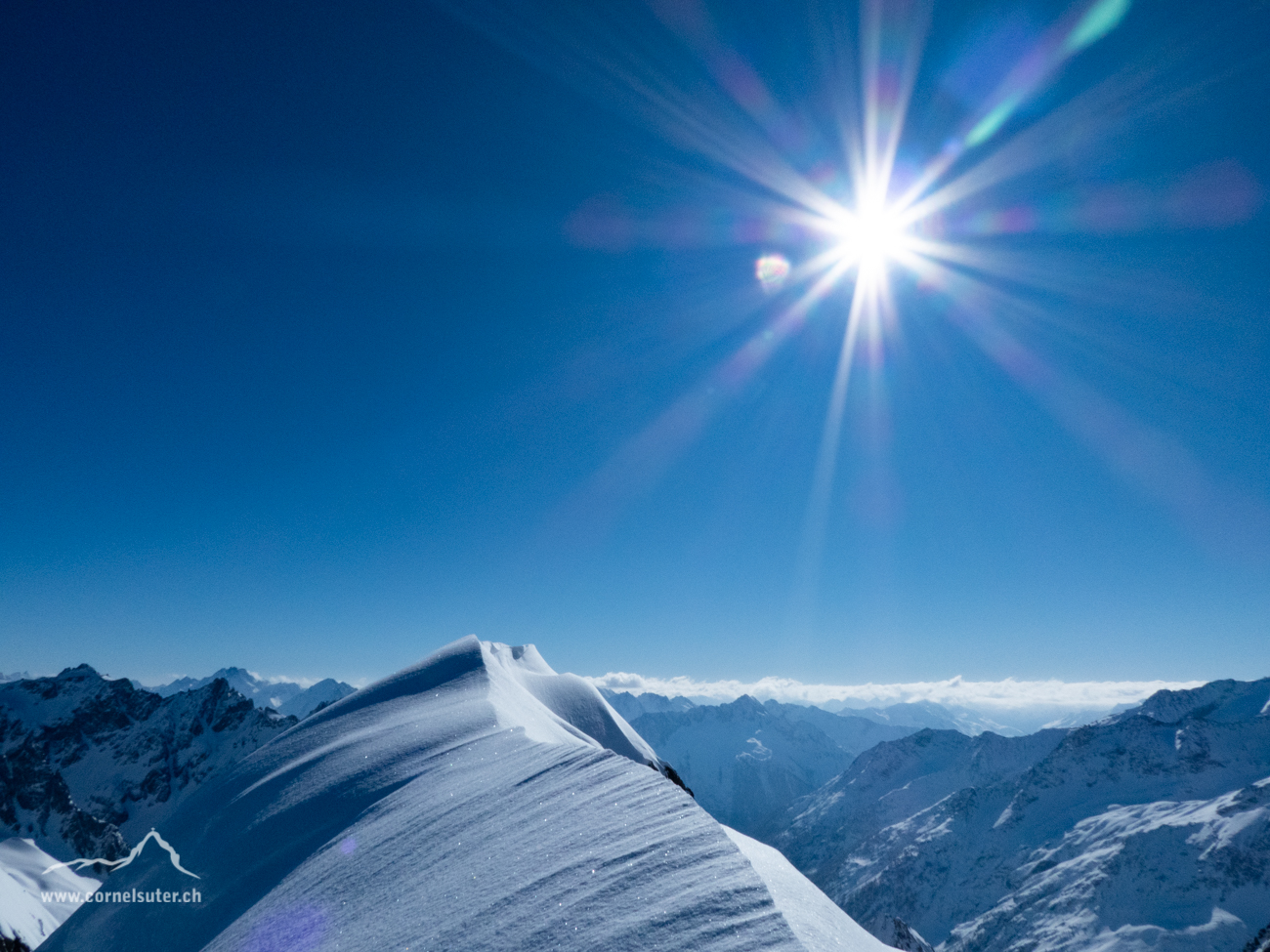 Scharfer Schneegrat hinüber zum Stössenstock 2941m.