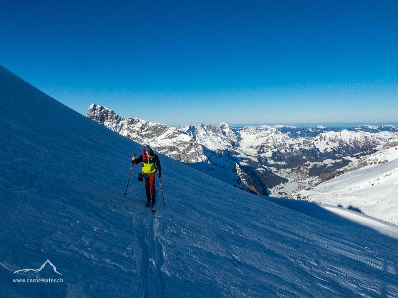 Beim Spannortjoch 2902m links hinten der Titlis 3238m, rechts unten Engelberg 1000m.