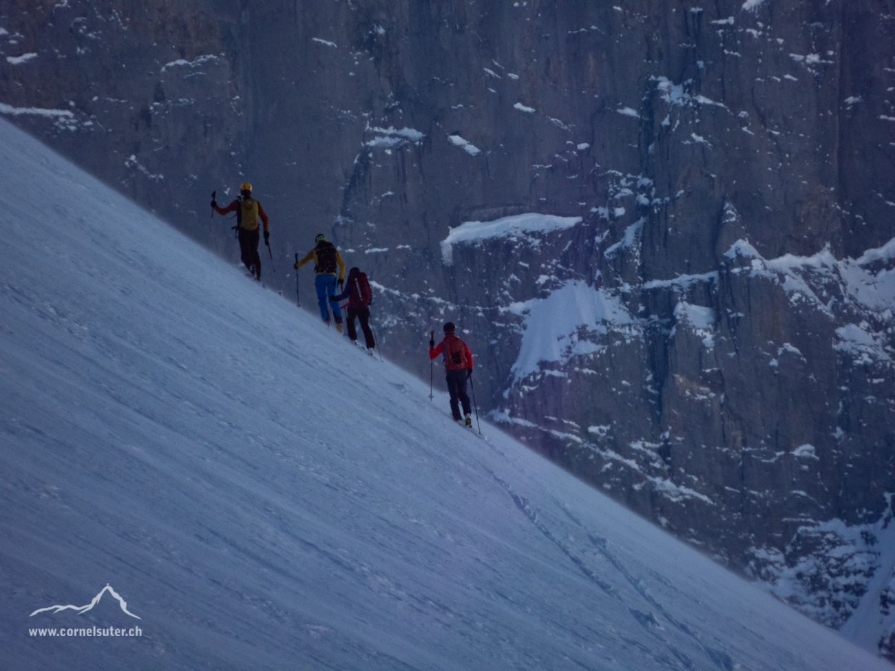 Weitere bekannte Tourengänger unterwegs, hinten die mächtige Ostwand des Titlis.