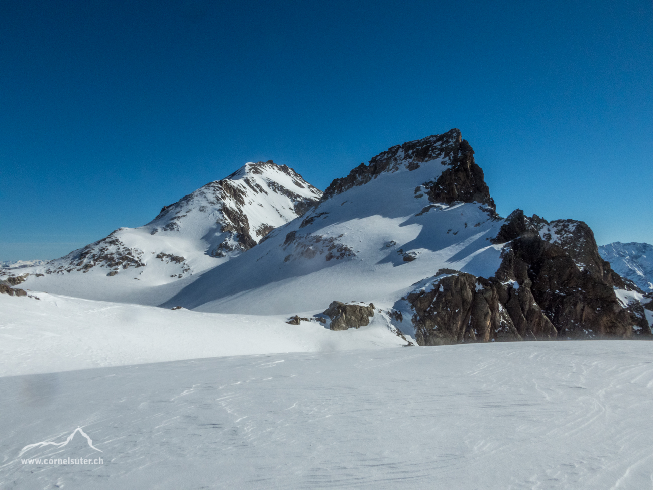 Rechts oben der Namenlose Pt.2944 und ganz hinten der Krönten 3107m, dazwischen befindet sich die Kröntenlücke 2820m