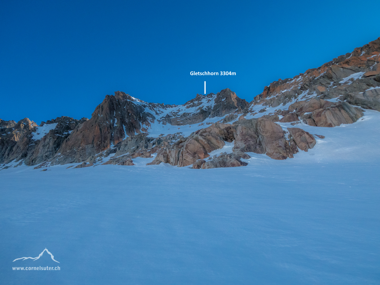Beim Tiefengletscher auf ca 2900m, sicht an die SW-Flanke des Gletschhorn.