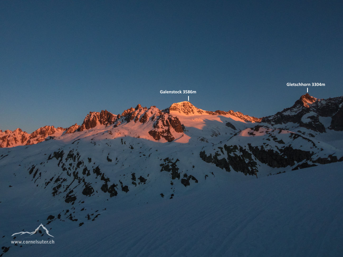 Prächtig der Galenstock 3586m, und rechts bereits unser Ziel das Gletschhorn.