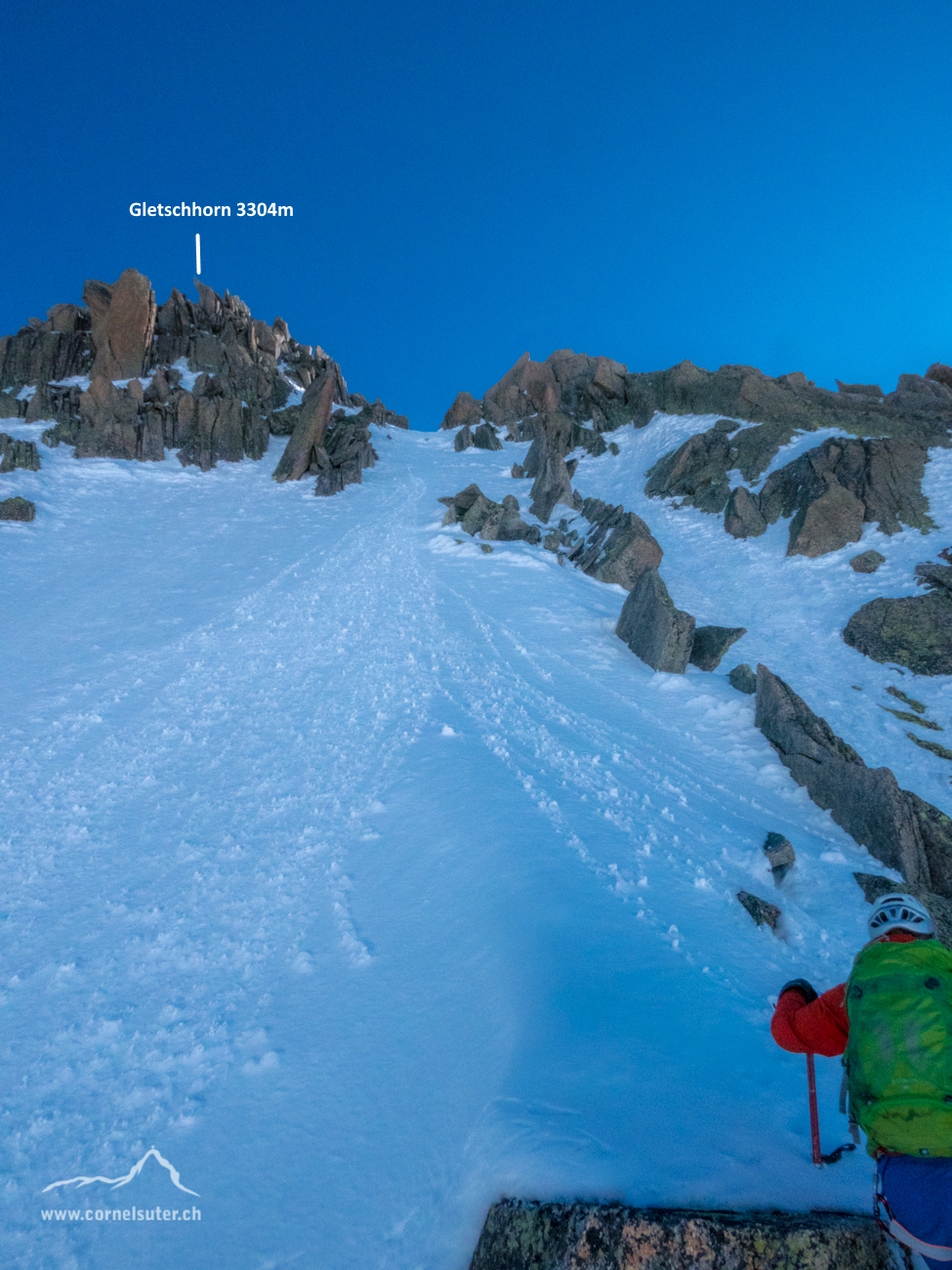 Nach der packenden Aussicht gehts direkt hinauf durch dieses Couloir in die kleine Lücke.