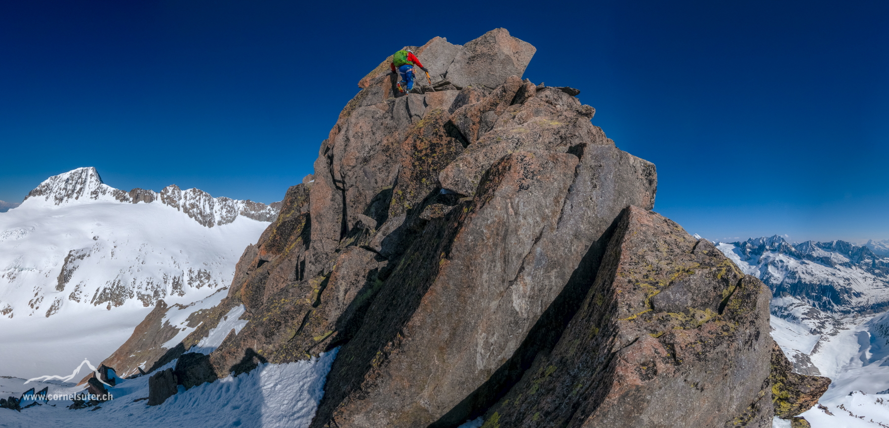 Hinauf klettern beim obersten Teil des Südgrates zum Gletschhorn.