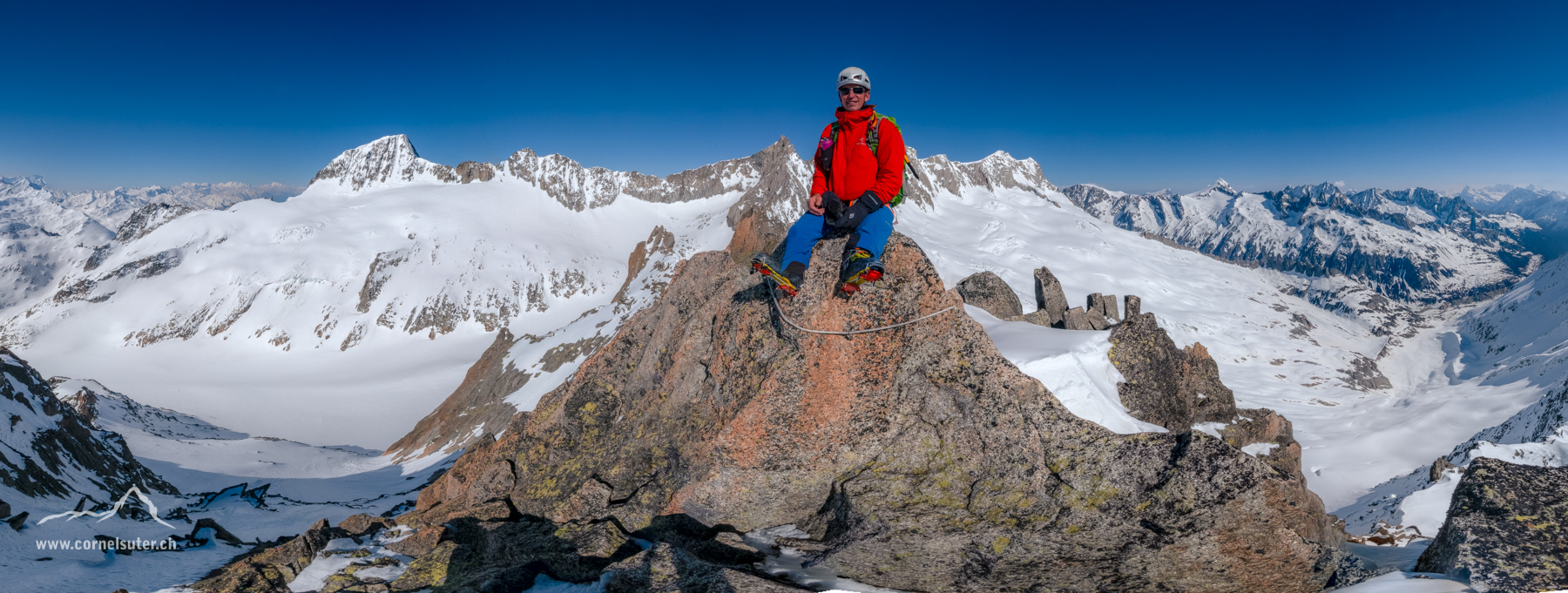 Fantastisches Panorama, herrliches Wetter, kein Wind, allein allein, wir geniessen es einfach....Rechts gehts hinunter zum Göscheneralpsee.
