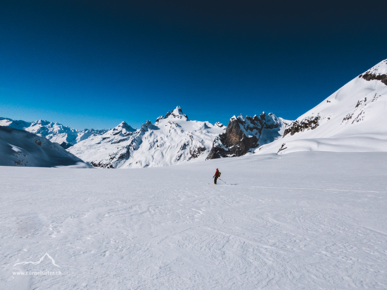 Abfahrt auf dem Hüfifirn, oben markant der Gross Ruchen 3137m.