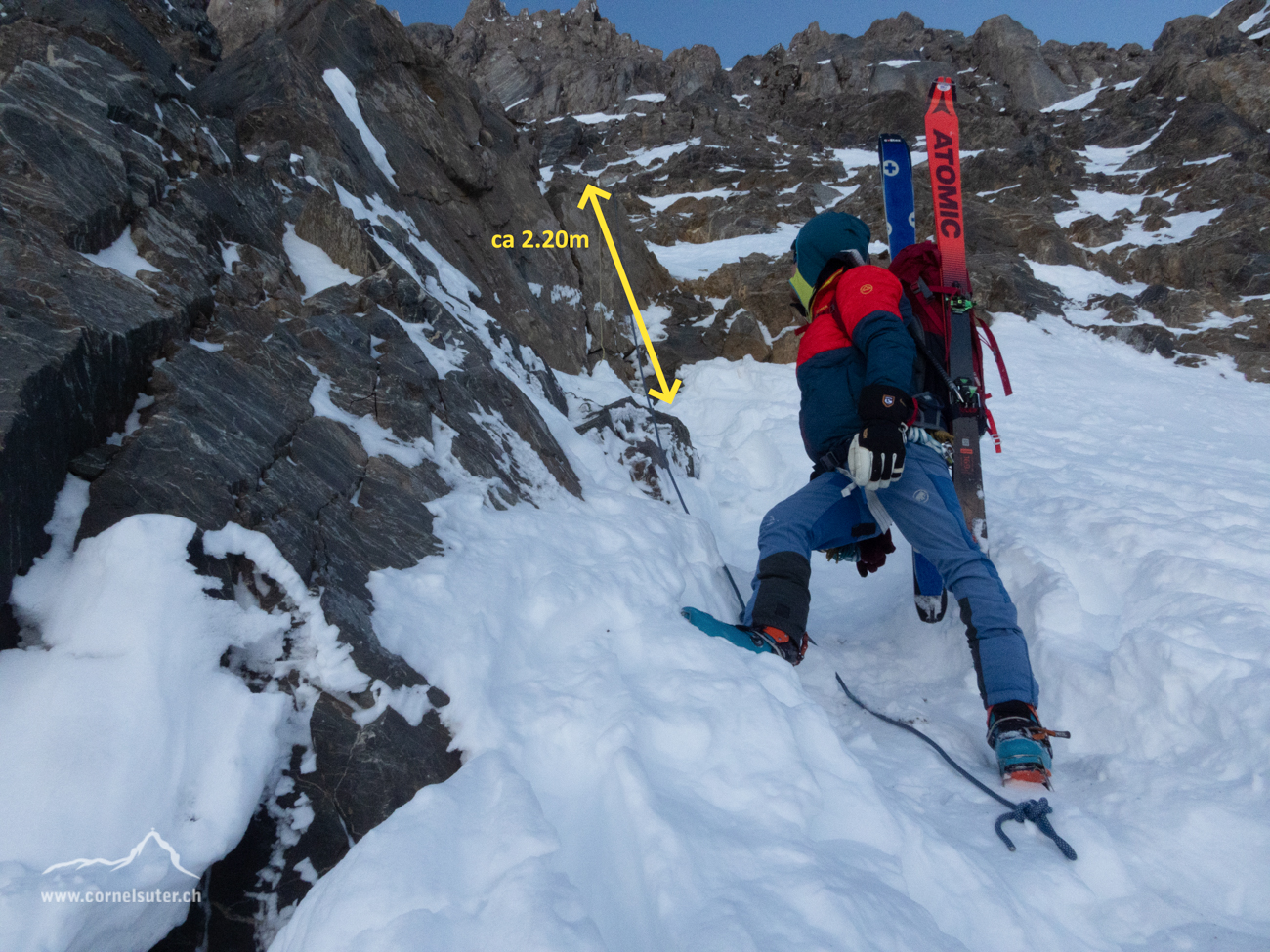 Leicht überhängenden Absatz ca 2.20m auf den Gletscher hinunter, Vorsicht auf den Bergschrund.