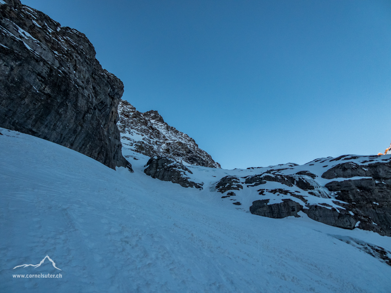 Die Couloirs, rechts hinauf, links hinunter steil (40° auf 100 Hm).