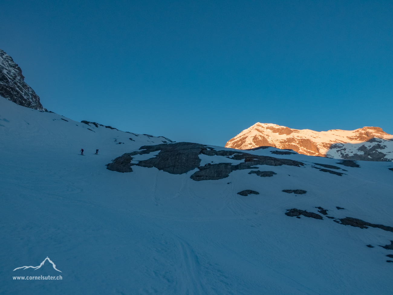 Oberhalb der Couloirs, das Wellhorn bereits in der Sonne.