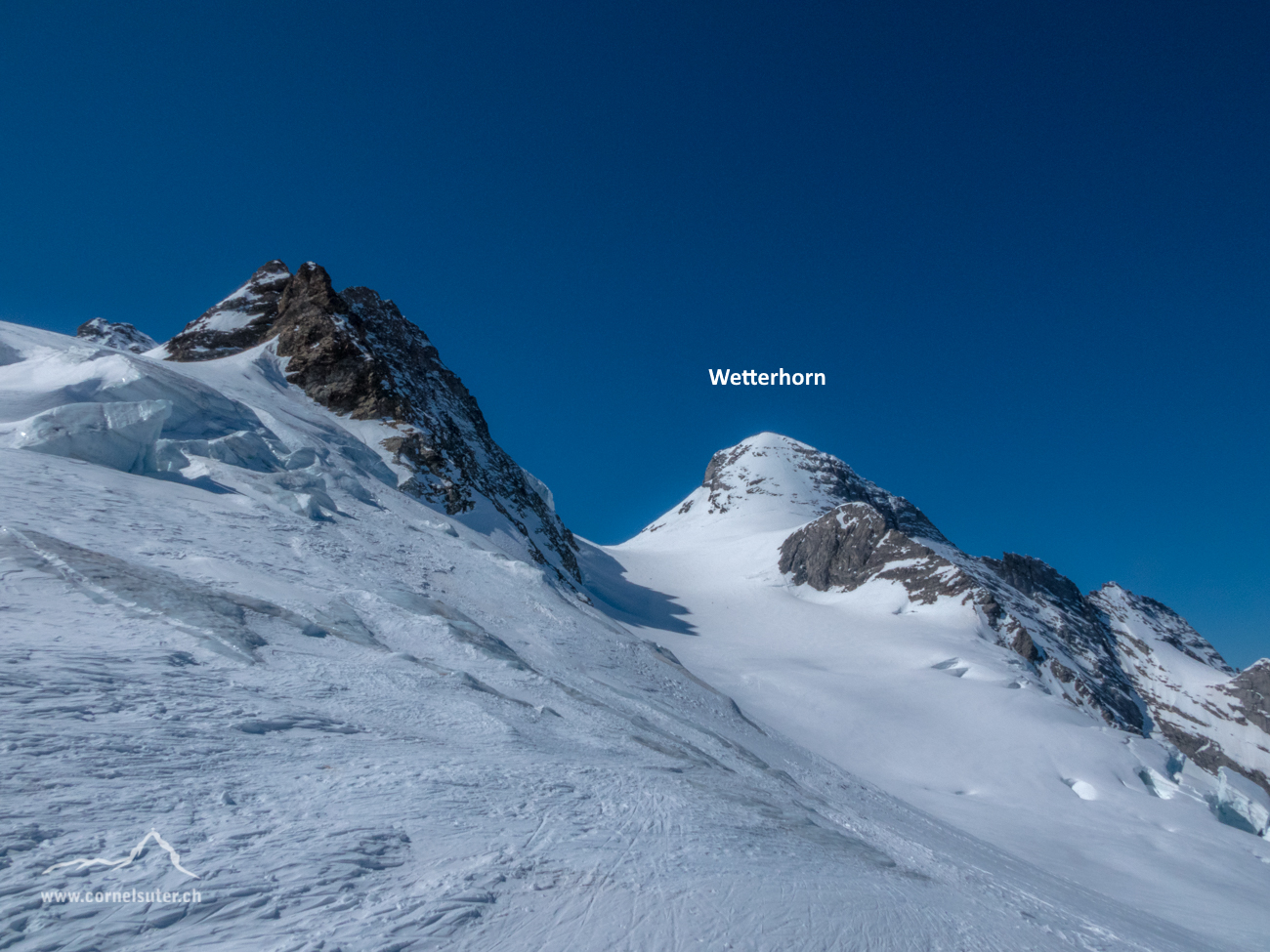 Bereits hinunter gefahren, hier beim Wellhornsattel 3199m, Sicht zurück zum Wetterhorn.