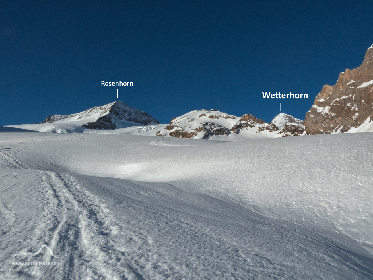 Auf dem dem Gletscher mit erster Sicht zum Wetterhorn, rechts hinten....