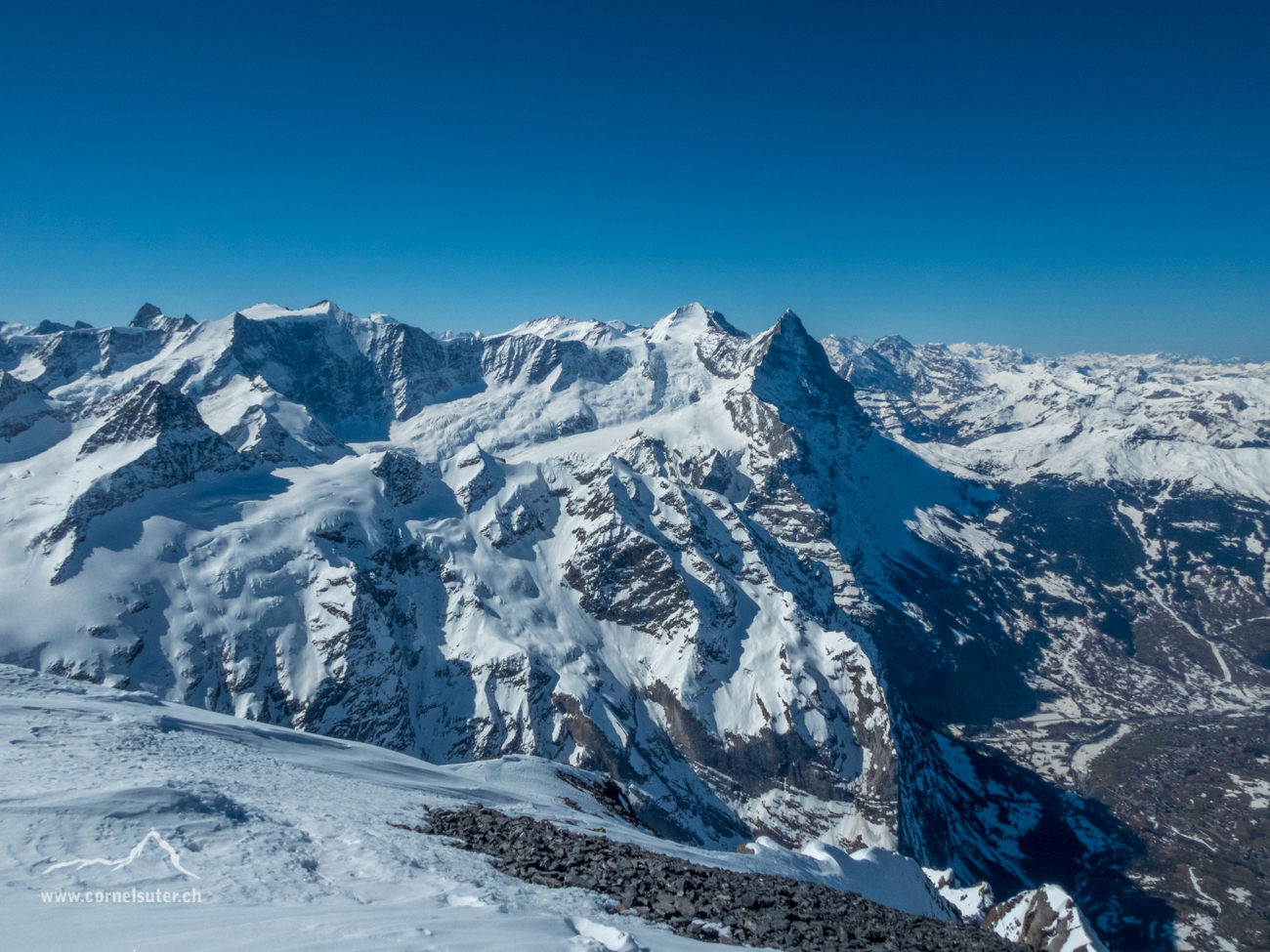 Recht unten Grindelwald, die Markente Eigernordwand mit dem Eigergipfel, Mönch usw.