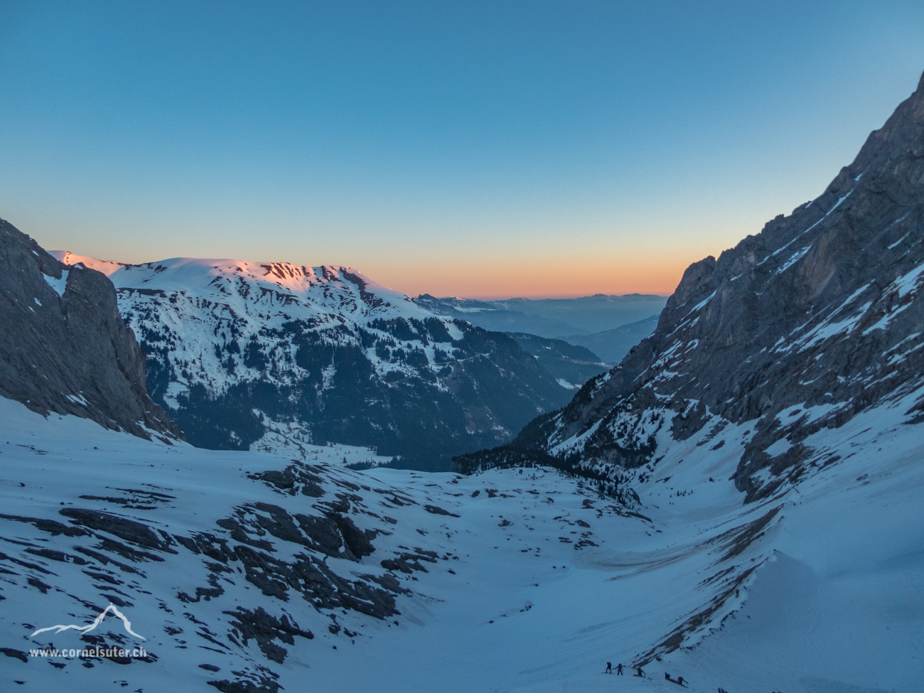 Sicht zurück, kommend von rechts unten. Morgenstimmung.