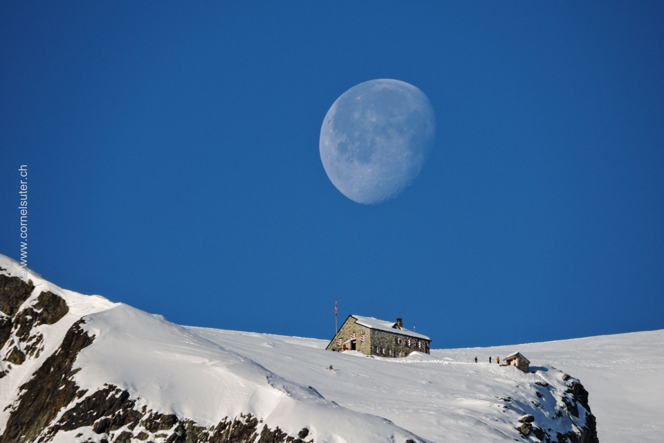 Der Mond und die Tierberglihütte.