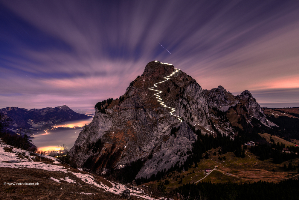 Kürzlich machte ich mit meinem Bergkamerad Martin am frühen Abend los um genau diesen Bergweg mit seinen vielen Kehren zu Beleuchten und in der Nacht sichtbar zu machen.