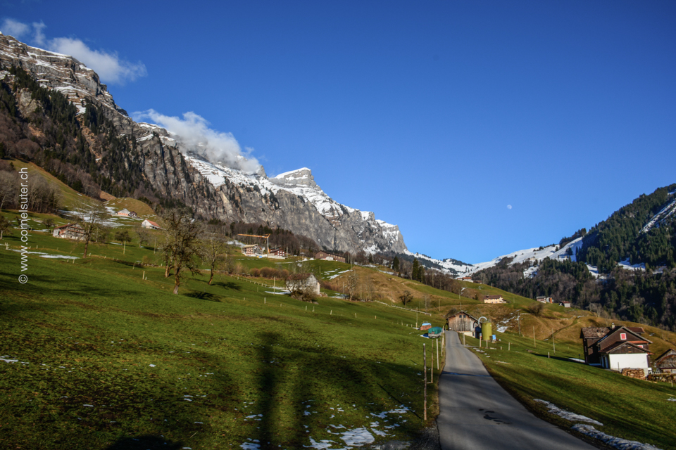 Im Muotathal beim Sonnenhalb sicht zum Heuberig.