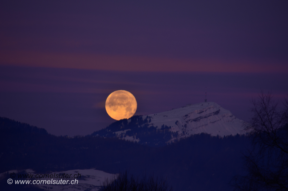 Der Mond wandert die Rigi hinauf.