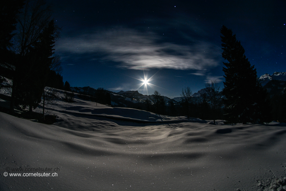 Am Freitag 6.März gelang mir dieses Bild in illgau beim Zimmerstalden. Beleuchtungs Aufnahme des Vollmond, der Mond wirkt wie ein grosser Stern, neben den kleinen funkelnden Sternen. Der Mond befindet sich fast über dem Firstspitz, am rechten Rand ist der Chaiserstock und Blüemberg, weiter links neben der Tanne der Wasserberg.