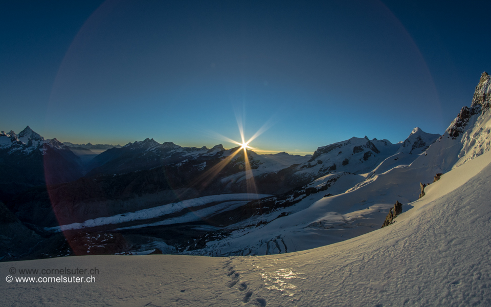 Fantastische Kombinierte Hochtour via Triftjigrat auf das Breithorn 4164m. Von links das Weisshorn 4506m bis nach rechts zum Liskamm,am rechten Rand der Younggrat. Die Sonne strahlt direkt über dem Strahlhorn 4190m. (28.06.2015 / 6 Uhr)